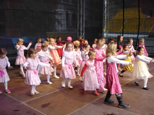 Barbie Girl mit vielen Kindergartenkindern unseres Vereins