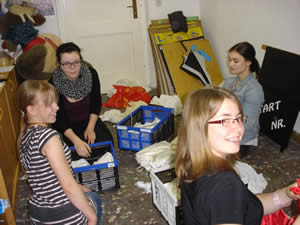 Schülerfreiwilligentag, die Helfer sortieren viele Kostüme