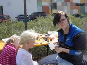 Lena beim Kinderschminken an unserem Infostand