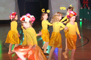 Den Frühling stellten im Tanzmärchen die Kinder der Schiller Schule vor