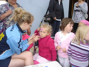 Kinderschminken zum Vereinsfest