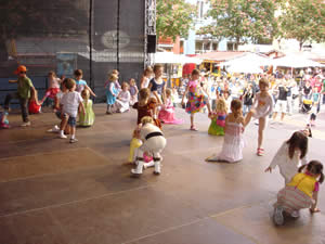 Kindergartenkinder auf dem Jenaer Frühlingsmarkt