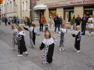 Die Steppkes mit dem Harlekintanz zum Straßenfest in der Saalstraße