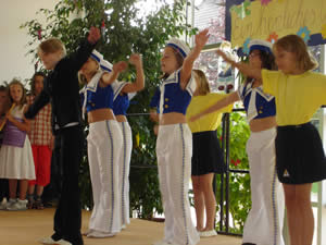 Unsre Schule hat keine Segel getanzt von den Tanzteufeln in der Schiller-Schule