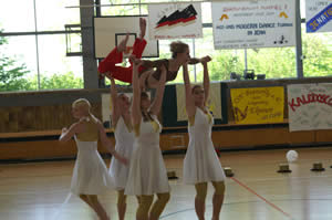 Im Showprogramm die Fire Dancer vom Show-Ballett